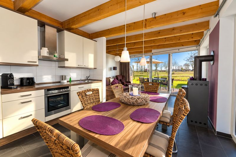 Open-plan kitchen and dining area in Thea